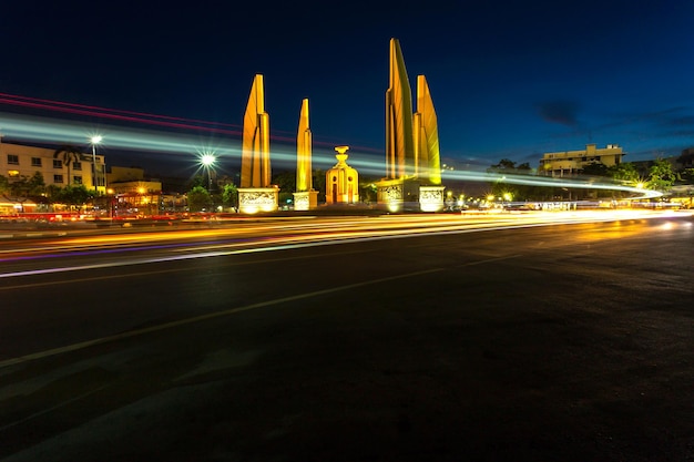 Monumento do momento da democracia em dusk bangkok tailândia