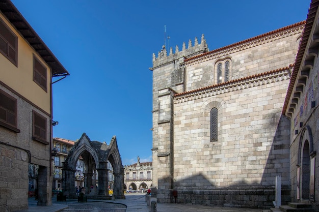 Monumento do Salado na Praça da Oliveira no centro histórico de Guimarães Portugal