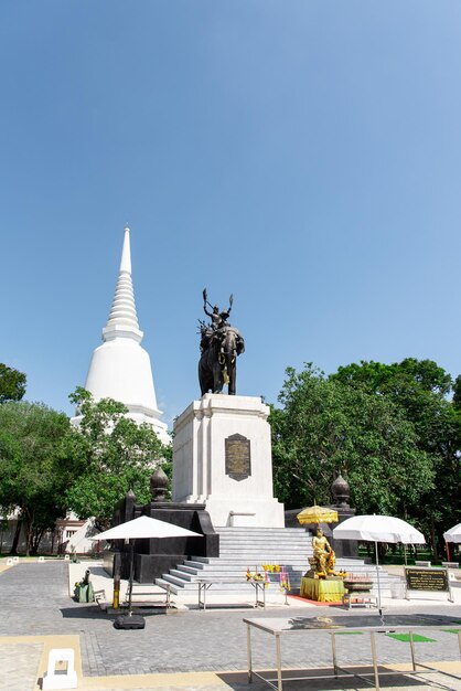 Monumento don chedi em suphanburi