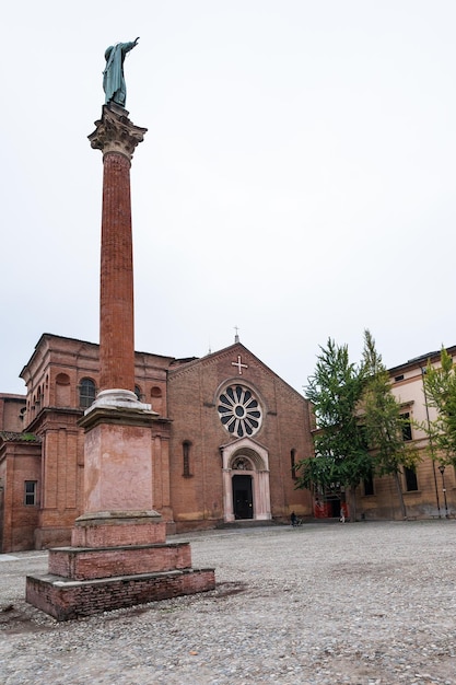 Monumento e Basílica de San Domenico em Bolonha