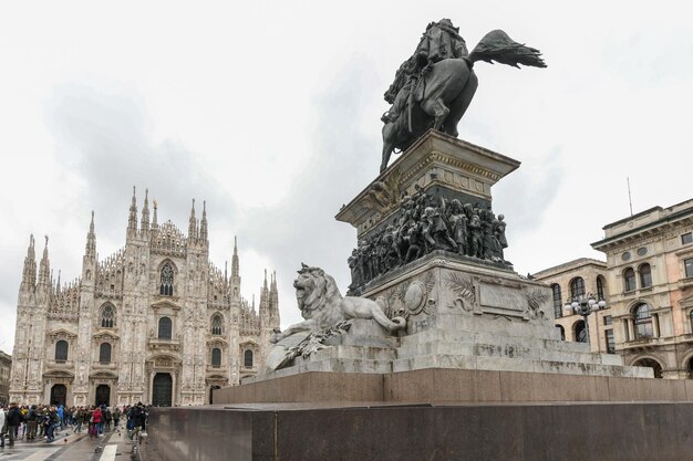 Monumento ecuestre al rey Víctor Emmanuel II en la plaza del Duomo en Milán, Italia