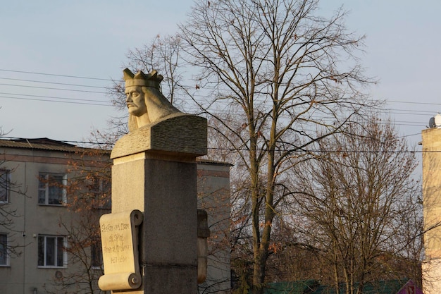 Monumento em uma avenida em uma pequena cidade da Moldávia. Paisagem de outono, foco seletivo.