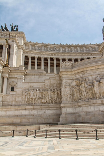 Monumento equestre a Victor Emmanuel II perto de Vittoriano no dia em Roma Itália