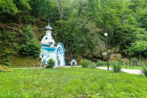 El monumento es la Capilla Iver en Dante Gorge en el parque turístico Hot Key Rusia