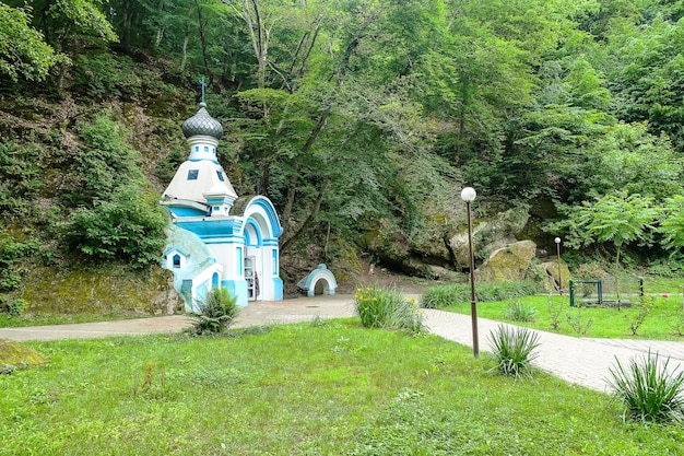 Foto el monumento es la capilla iver en dante gorge en el parque turístico hot key russia 2021