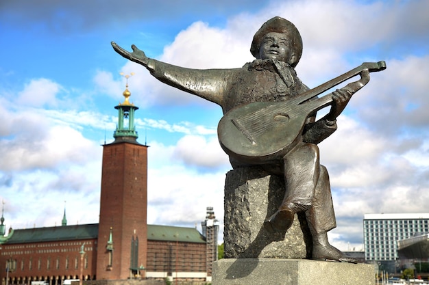 Monumento de Evert Taube en Gamla y City Hall Stan en Estocolmo Suecia