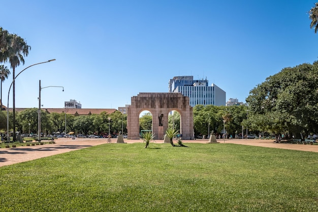 Foto monumento de la expedición arcos en el parque farroupilha o el parque redencao porto alegre río grande do sul brasil