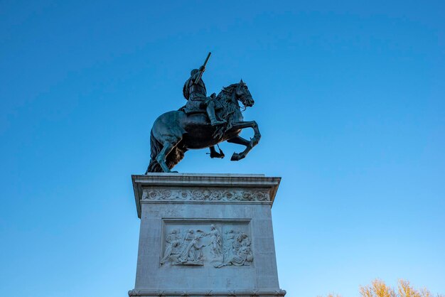 Monumento de Felipe IV en la Plaza de Oriente en Madrid España