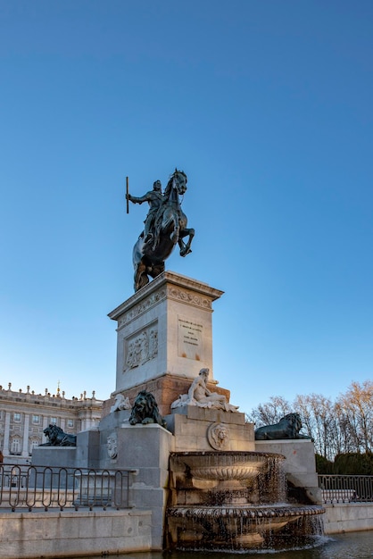 Monumento de Felipe IV en la Plaza de Oriente en Madrid España