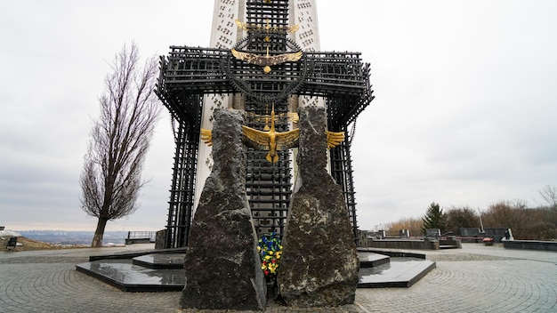 Monumento con figura de bronce de cigüeña a las Víctimas del Holodomor