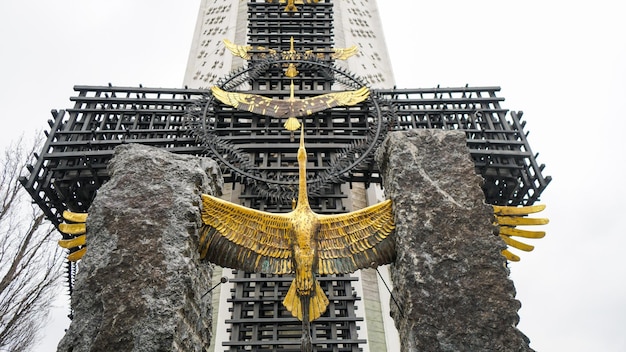 Monumento con figura de bronce de cigüeña a las Víctimas del Holodomor