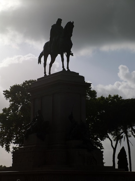 Monumento en el fondo de las nubes en Roma