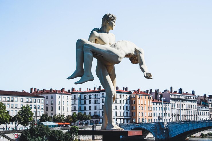 Monumento frente a la corte cerca del río Lyon Francia