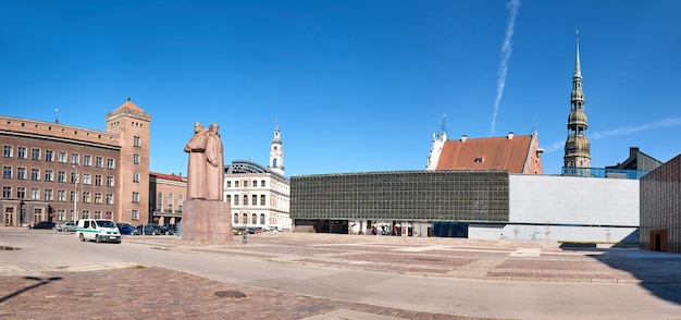 Monumento a los fusileros letones y aguja de la iglesia de San Pedro en el centro de Riga