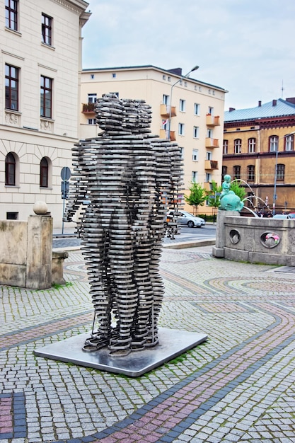 Monumento Golem y fuente Kronthal en la avenida Marcinkowski en Poznan, Polonia