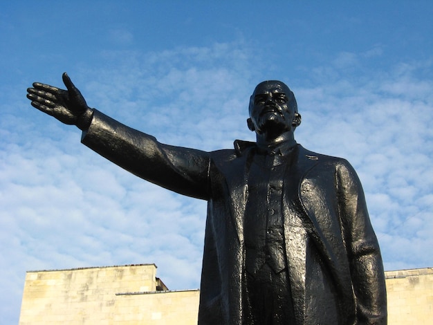 El monumento grande y negro a Lenin