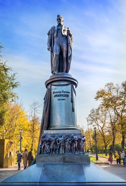 Monumento a Griboyedov en Chistye Prudy en Moscú