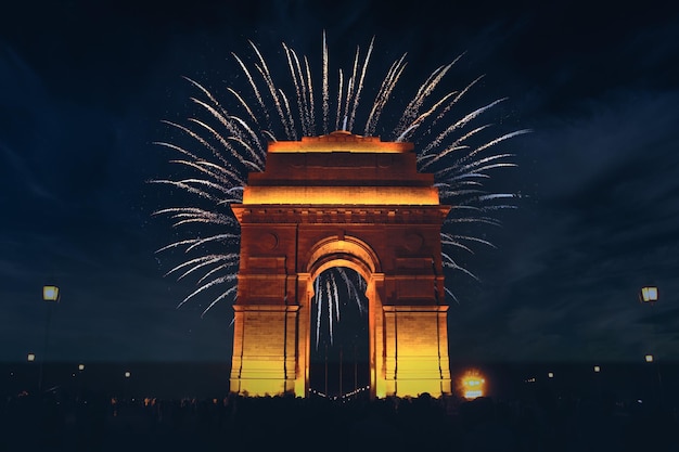 El monumento a la guerra de la Puerta de la India tiene una silueta mientras los fuegos artificiales iluminan el cielo en Nueva Delhi, India.