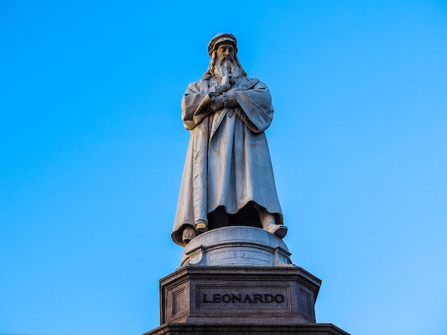 Monumento hdr leonardo da vinci em milão