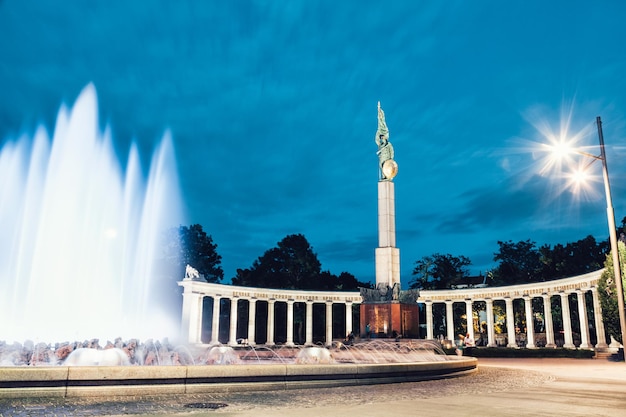 Monumento a los héroes del Ejército Rojo en Viena por la noche