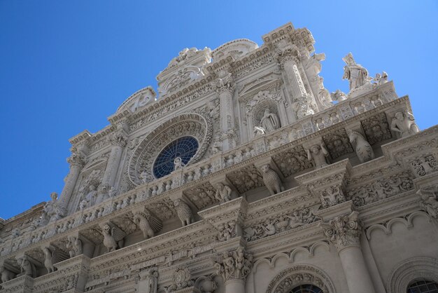 Foto monumento histórico de estilo barroco fotografiado desde abajo en lecce italia