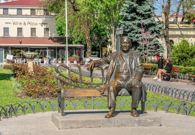 Monumento a Leonid Utesov en el jardín de la ciudad de Odessa Ucrania