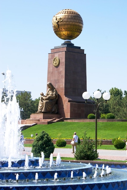 Monumento de una madre con un niño en la ciudad de Tashkent