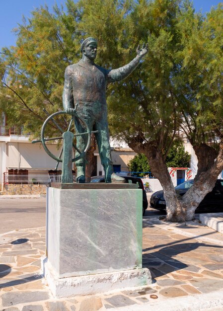 Monumento a un marinero Afanis Navtis con volante en el terraplén en Grecia