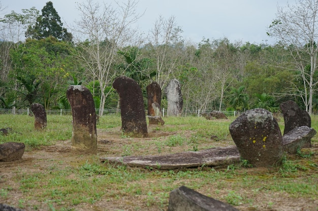 Monumento megalítico de menhir localizado em sumatra ocidental, indonésia