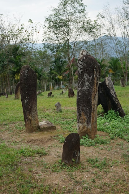 Foto monumento megalítico de menhir localizado em sumatra ocidental, indonésia