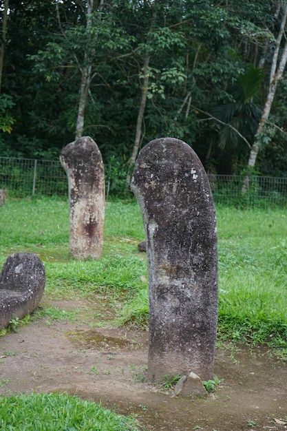 Foto monumento megalítico de menhir ubicado en sumatra occidental, indonesia