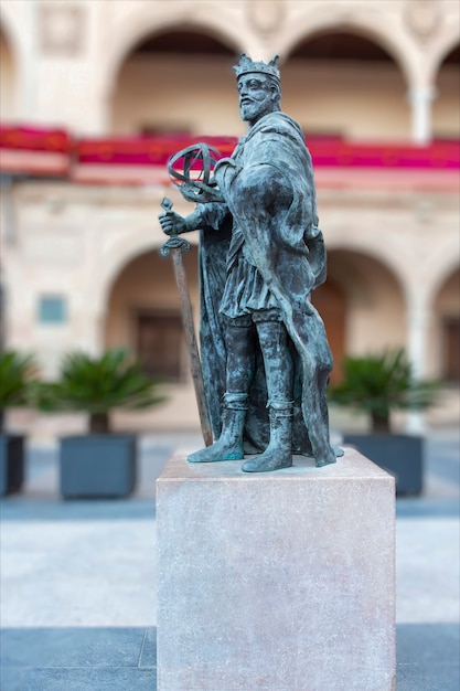 Foto monumento en memoria del famoso rey medieval español llamado alfonso x conocido como el rey sabio