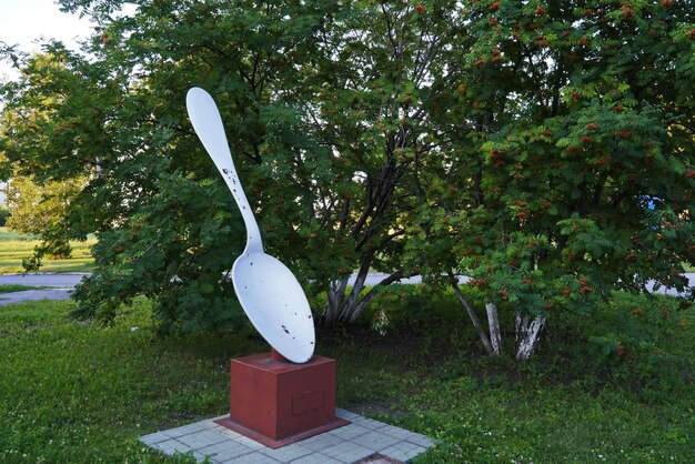 Monumento de metal blanco a la cuchara en el territorio de la Universidad Técnica de Ulyanovsk Ulyanovsk