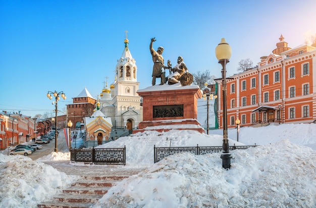 Monumento a Minin y Pozharsky y la Iglesia cerca de las murallas del Kremlin de Nizhny Novgorod