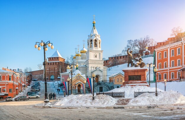 Monumento a Minin y Pozharsky y la Iglesia de la Natividad de Juan Bautista cerca de las paredes del Kremlin de Nizhny Novgorod