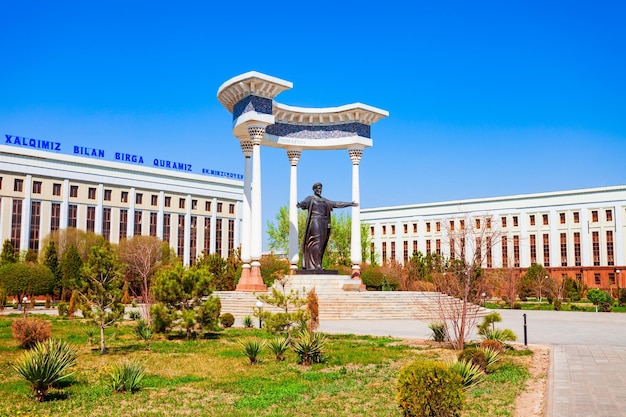 Foto monumento a muhammad al khwarizmi ayuntamiento de urgench