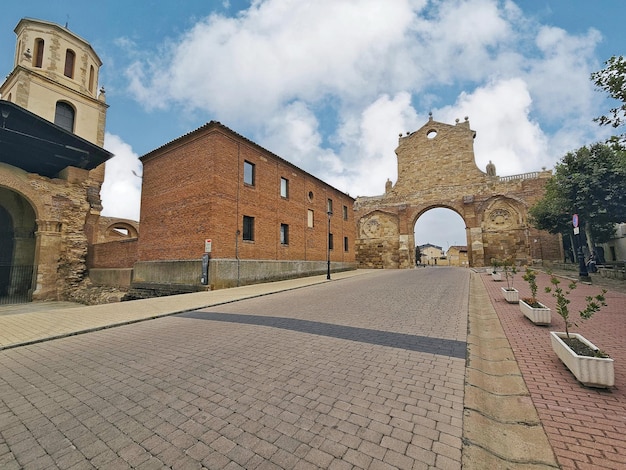 Monumento nacional do Arco de San Benito que faz parte do Caminho de Santiago em Sahagun