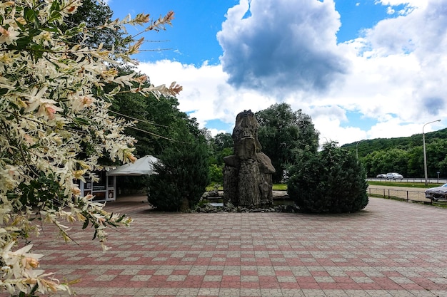 Monumento no parque resort Dante's Gorge Hot Spring Russia 2021