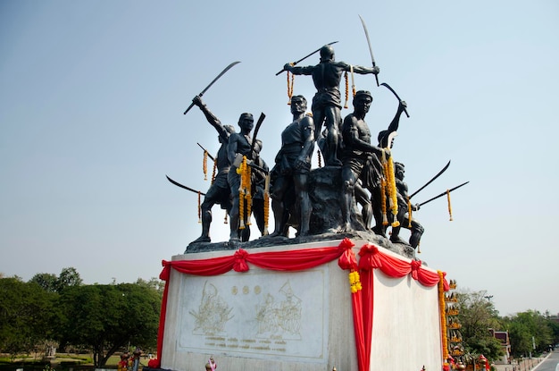 Foto el monumento de once guerreros líderes de khai bangrachan en la aldea de bang rachan para los viajeros tailandeses visitados el 9 de febrero de 2017 en sing buri tailandia