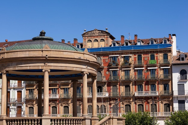 Monumento del pabellón en la plaza del castillo en el casco antiguo de Pamplona