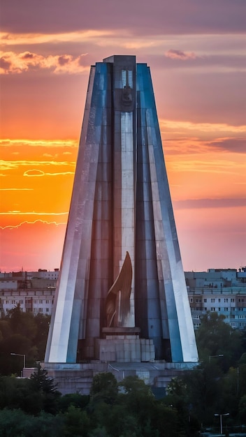 Monumento a la Patria al atardecer en Kiev, Ucrania