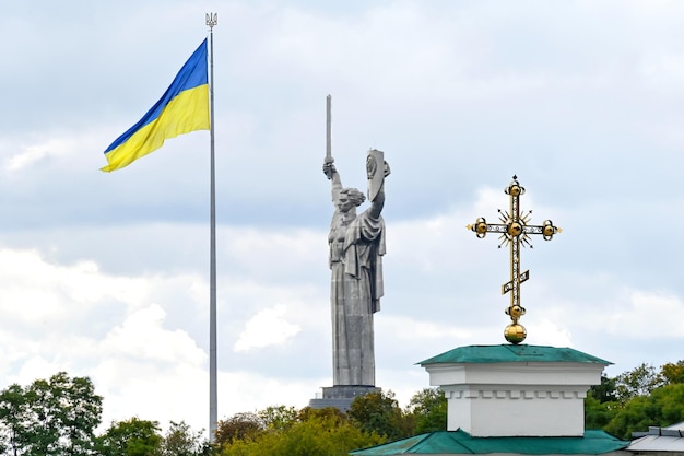 Monumento a la patria y la bandera de Ucrania en la ciudad de Kyiv