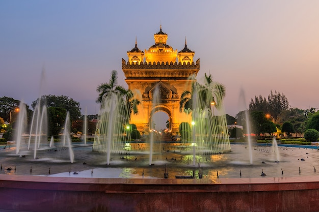 Foto monumento patuxai en la noche