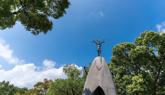 El Monumento a la paz de los niños en el parque en Hiroshima, Japón