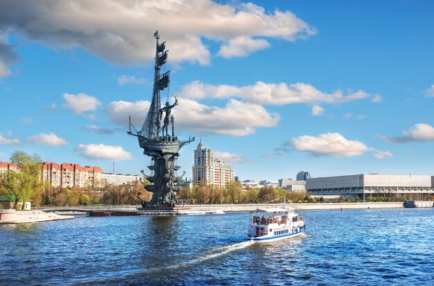 Monumento a Pedro el Grande y un barco de recreo en el río Moskva en Moscú en un día soleado de verano