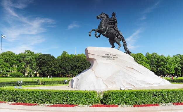 Monumento a Pedro I contra el cielo azul. San Petersburgo, Rusia