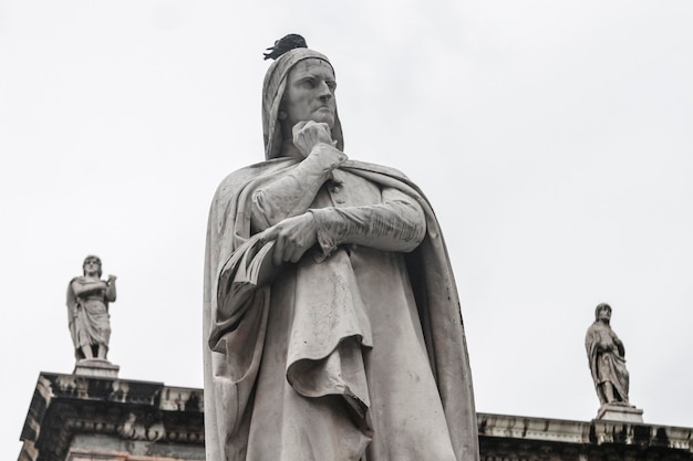 Foto un monumento pensativo con una parte histórica de aves de verona veneto italia