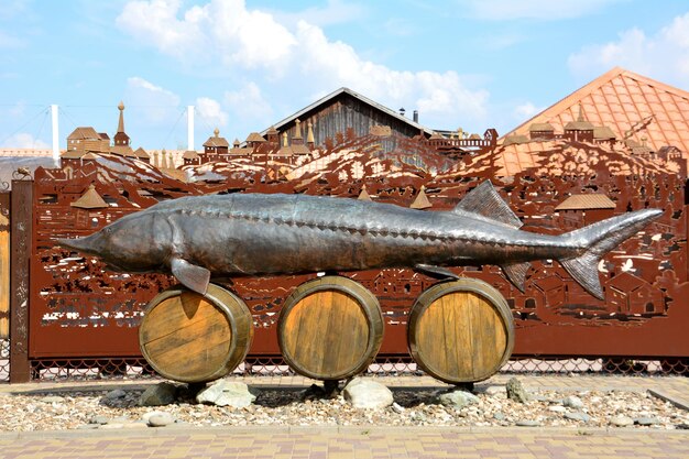 el monumento del pez beluga en los barriles aislado de cerca