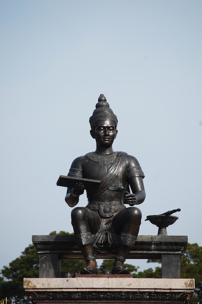 Monumento Pho Khun Ram Khamhaeng Maharat estatua para viajeros tailandeses y extranjeros que viajan visitan respeto orando en el Parque Histórico Si Satchanalai Patrimonio de la Humanidad de la Unesco en Sukhothai Tailandia