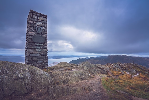 Monumento de piedra en la cima del monte Ulriken